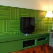 Panca in legno con rivestimento in resina a rilievo.