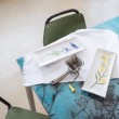 Tavolo recuperato. Struttura in acciaio e piano in resina con decoro.