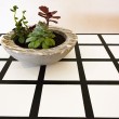 Tavolo in legno rivestito in resina - dettaglio decoro