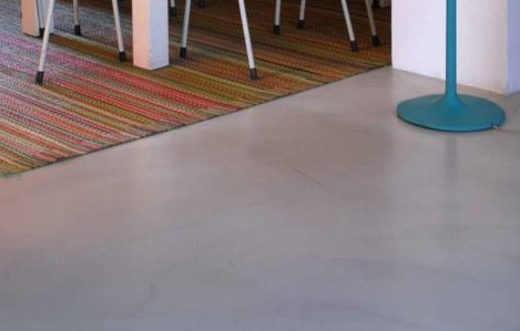 mumble-mumble-pavimenti-spatolato-biancogrigio